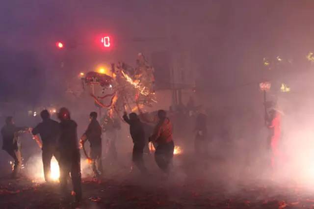 放炮把人车辆炸伤怎么办,过年车被鞭炮炸伤了怎么办