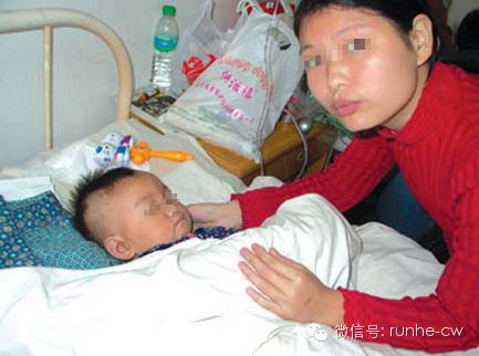 弟弟哭闹姐姐哄他看见妈妈后哭了,弟弟哭闹姐姐安慰妈妈回来了