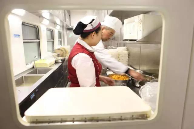 火车站列车员的真实生活,列车员上班的真实感受