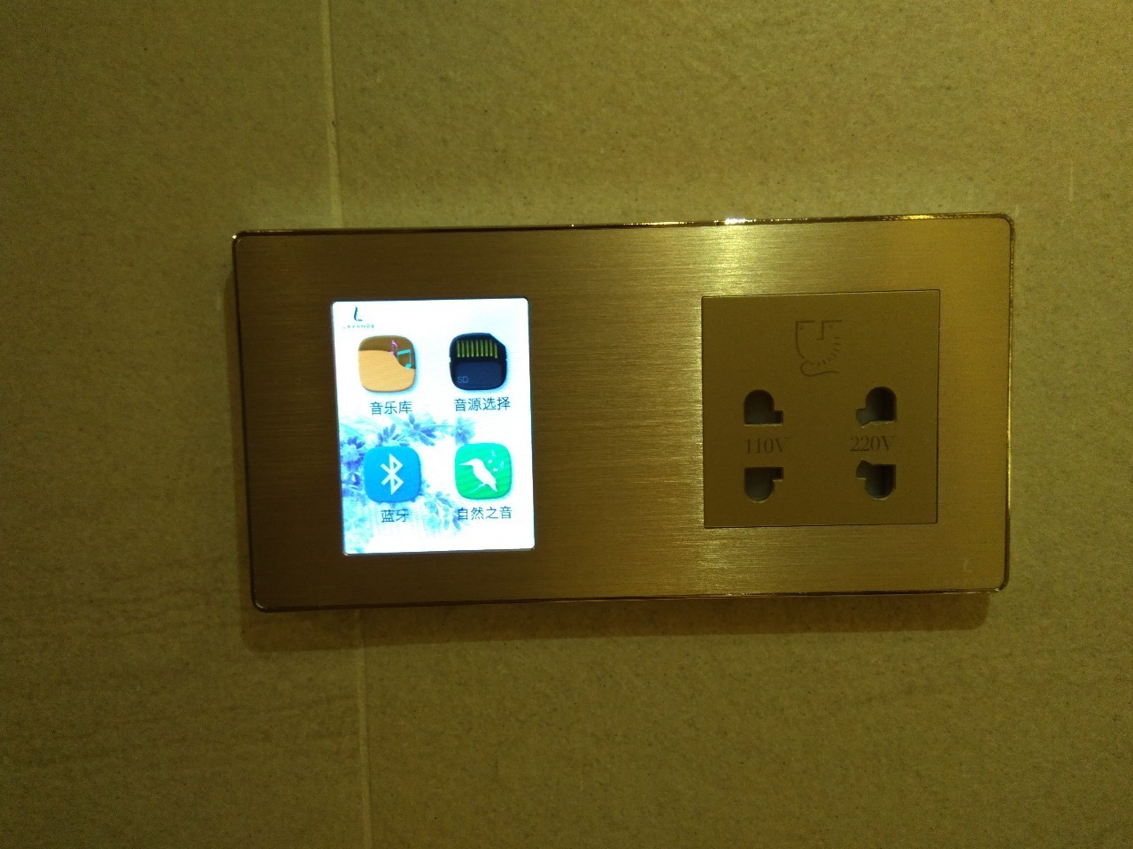 飞机延误三次后安全抵达,飞机延误三个半小时终于到家了