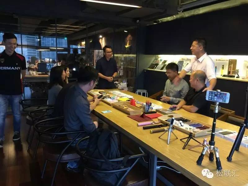 momax摩米士airtag定位器,momax摩米士100w氮化镓拆解