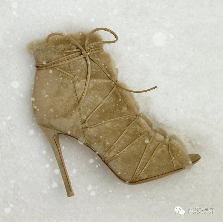 袁姗姗穿过膝长靴街拍,袁姗姗滑雪穿的浅粉色羽绒服