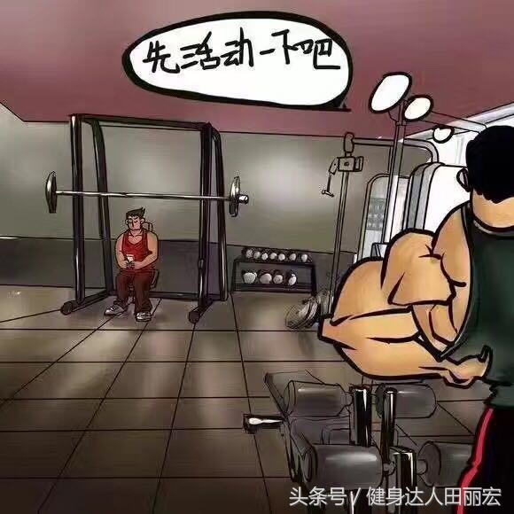 在健身房坐在器械上,健身房在器械上玩手机