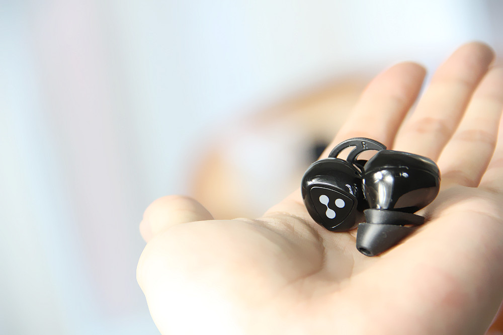 主耳机监听副耳机,主音质蓝牙耳机