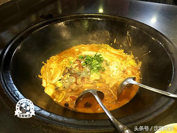 热气腾腾的铁锅炖鱼看起来好美味,铁锅炖鱼真的好吃