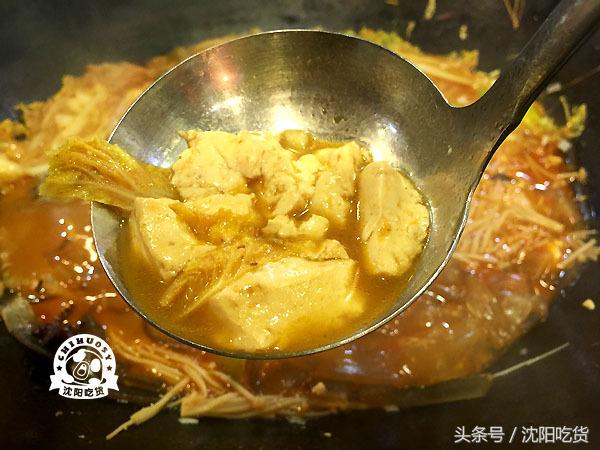 热气腾腾的铁锅炖鱼看起来好美味,铁锅炖鱼真的好吃