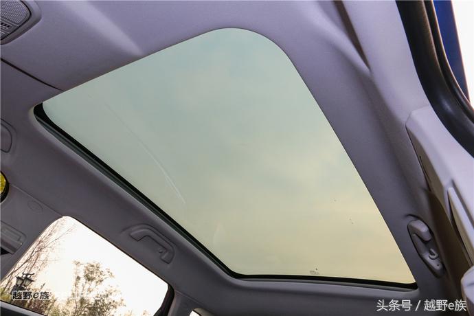 城市中的帅小伙试驾哈弗H2s红标版