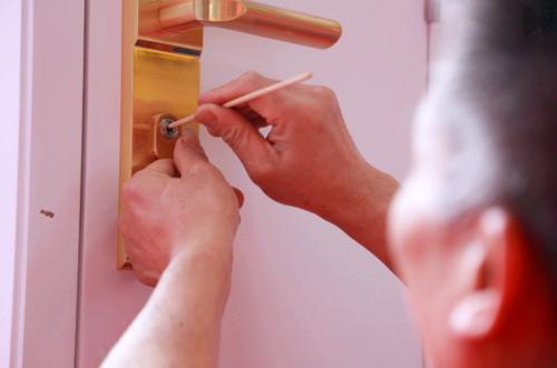 钥匙断到锁里有啥妙招,钥匙断在锁内了怎么办啊