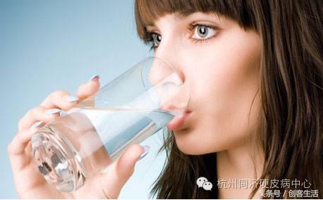 熬夜的下场就是黑眼圈明显出痘痘,为什么熬夜没有黑眼圈和长痘