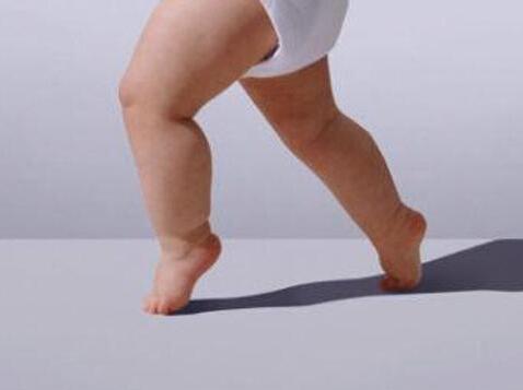 一岁半宝宝突然瘸了,1岁半小孩走路突然一只腿瘸