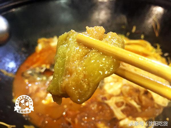 热气腾腾的铁锅炖鱼看起来好美味,铁锅炖鱼真的好吃