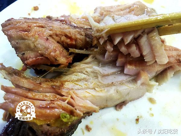 热气腾腾的铁锅炖鱼看起来好美味,铁锅炖鱼真的好吃