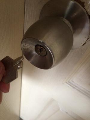 钥匙断在锁里开锁师傅怎样取出,钥匙不小心断了怎么打开门