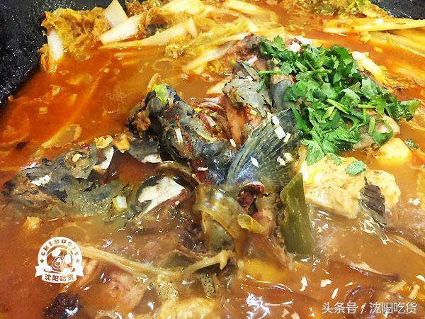 热气腾腾的铁锅炖鱼看起来好美味,铁锅炖鱼真的好吃