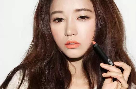 根据肤色挑选口红才是王道｜跟着唐嫣选唇膏准没错