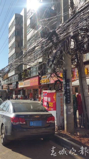 辣眼睛还怕伤人！谁来管管这些“蜘蛛网”“绊马绳”