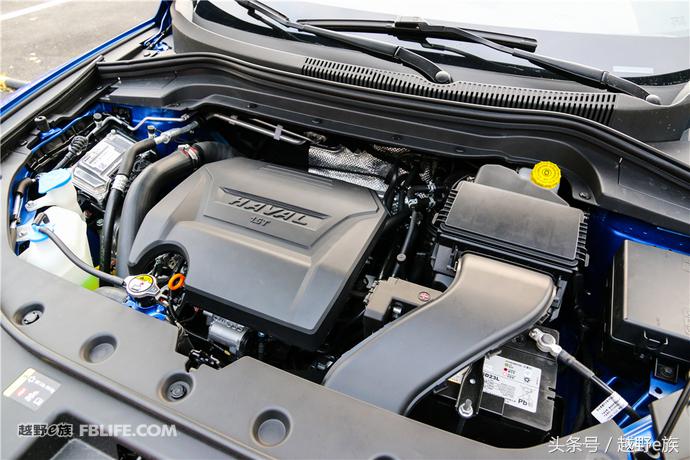 城市中的帅小伙试驾哈弗H2s红标版