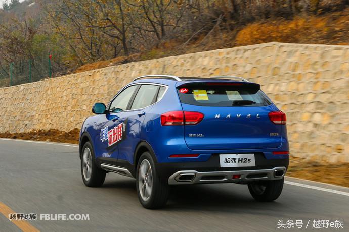 城市中的帅小伙试驾哈弗H2s红标版