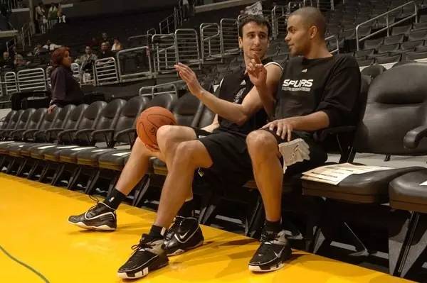 说到油漆区飙车，我只服托尼帕克