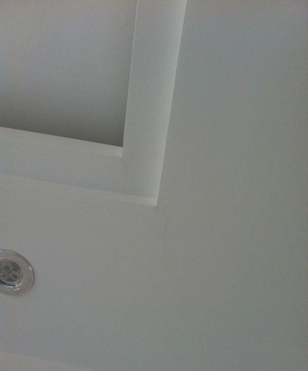 防止吊顶竖缝开裂的最佳方法,吊顶开裂如何修补防灰尘