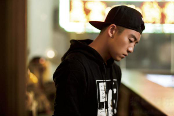 袁姗姗雪地靴视频,袁姗姗穿过膝长靴街拍