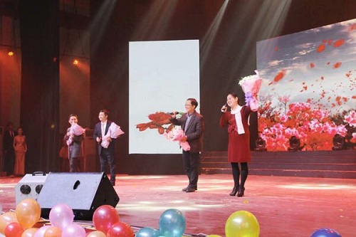 流光溢彩迎新夜心心连新齐飞扬