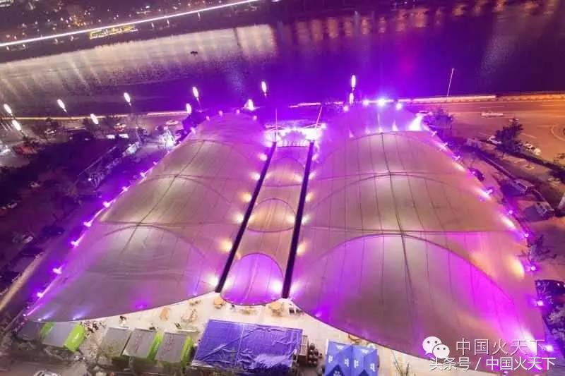 送福利！有人拍月亮有人在丢书，还不如请你吃顿火锅来的实在！