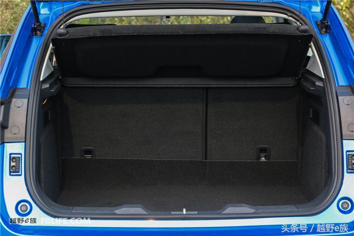 城市中的帅小伙试驾哈弗H2s红标版