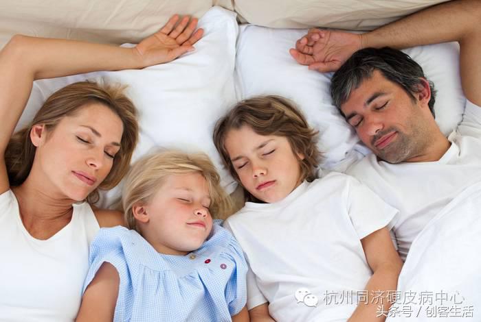 熬夜的下场就是黑眼圈明显出痘痘,为什么熬夜没有黑眼圈和长痘