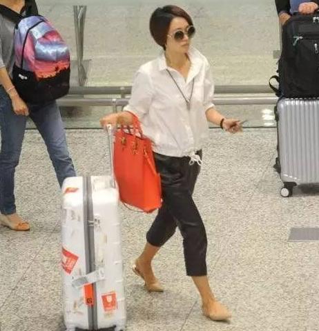 关晓彤一件大衣2万，马伊琍一个包一两万，娱乐圈的消费观学不来