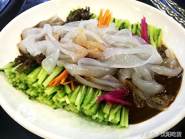 热气腾腾的铁锅炖鱼看起来好美味,铁锅炖鱼真的好吃