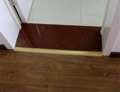 地板与过门石之间要美缝吗,地板和过门石之间要装扣条吗
