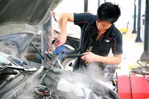 车引擎盖有凹洞,汽车引擎盖穿了个洞是换还是修