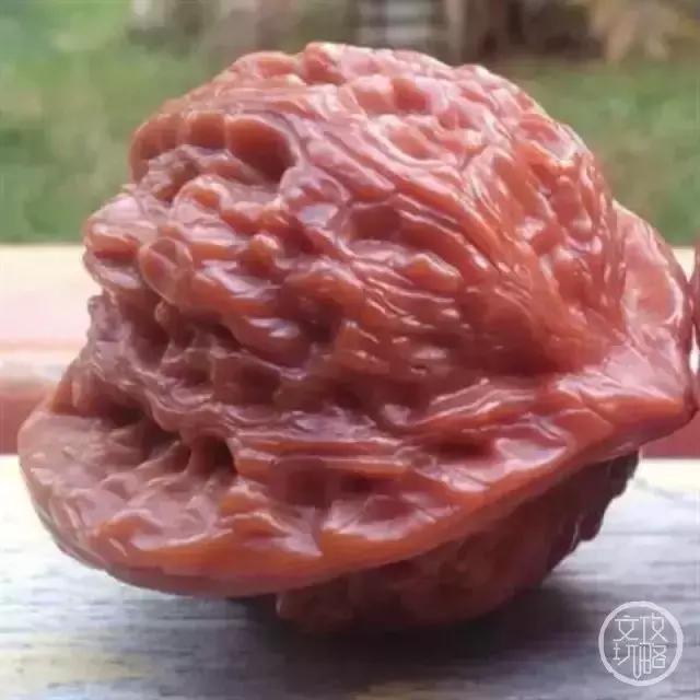 核桃刚入手怎么变红,刚买的核桃发红