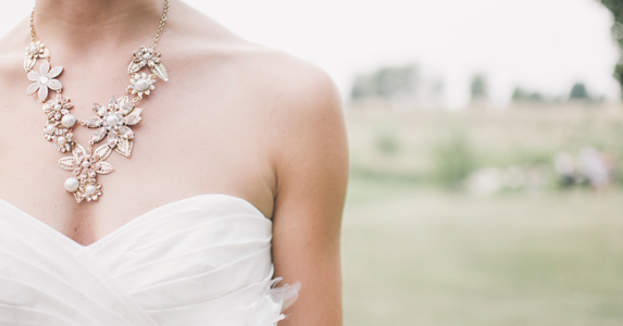 高富帅用全部家产求婚成功，结婚当天他却把我和别的男人关到一起