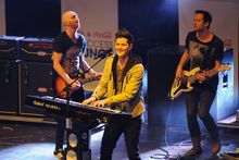 天下足球2015片尾曲,看球听歌成名在望