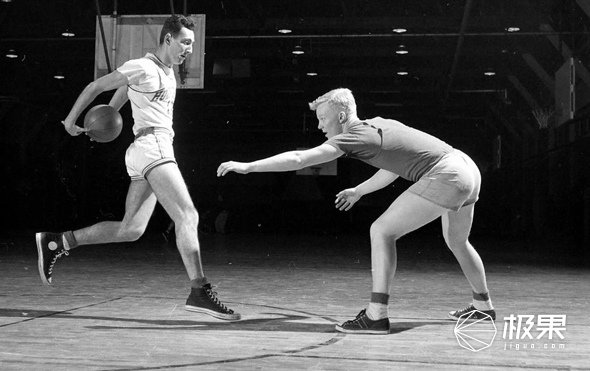 匡威给帆布鞋加上一层橡胶，结实耐磨的同时还防水，外形更好看