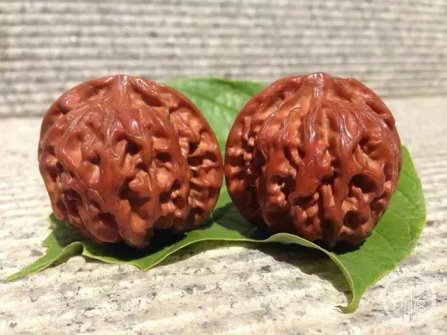 核桃刚入手怎么变红,刚买的核桃发红