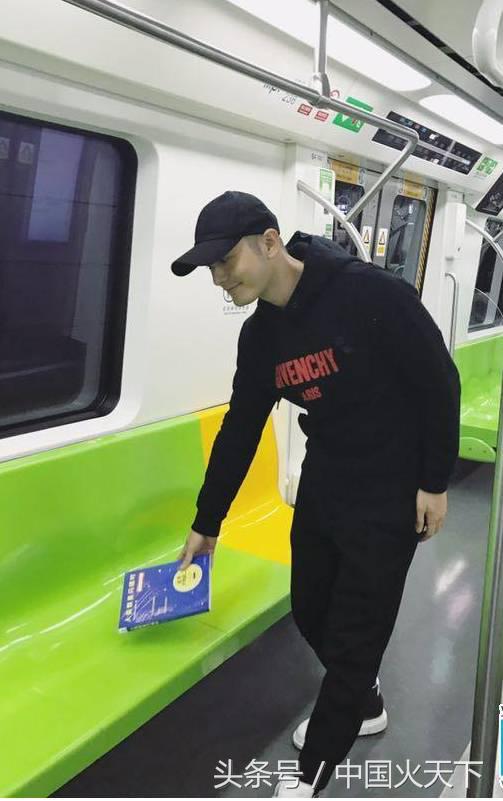 送福利！有人拍月亮有人在丢书，还不如请你吃顿火锅来的实在！