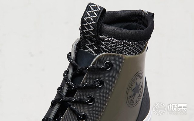 匡威给帆布鞋加上一层橡胶，结实耐磨的同时还防水，外形更好看