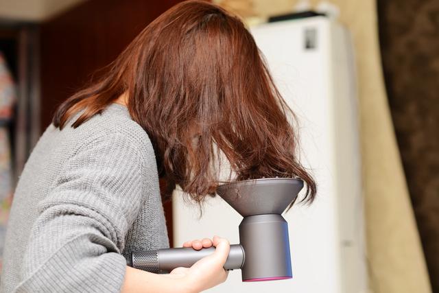 两千四五的戴森吹风机真的好吗,戴森的吹风机到底值不值得买