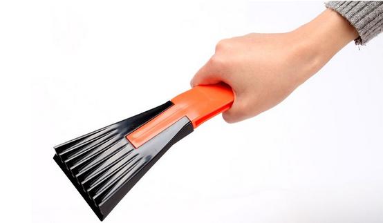 下雪要把车上雪清理干净,车身上的雪要不要及时清理