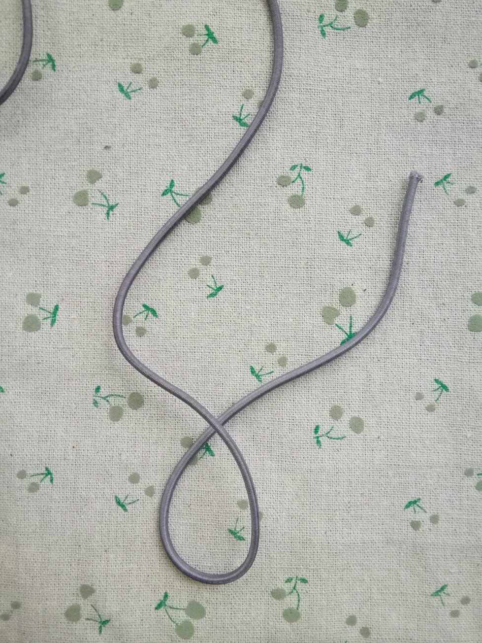 橡皮筋做成小皮筋的教程,用一根橡皮筋制作一个发圈