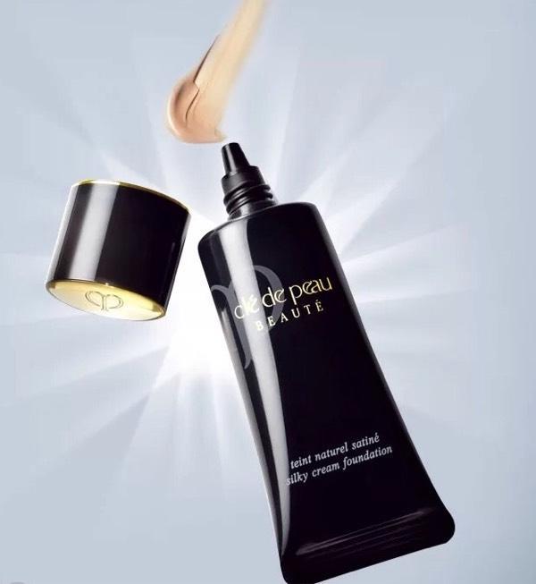 涂粉底用什么手法,涂粉底正确的顺序