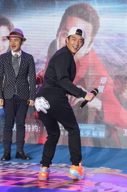 袁姗姗雪地靴视频,袁姗姗穿过膝长靴街拍