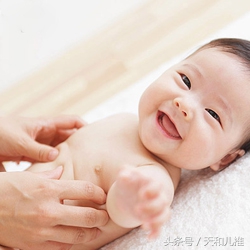 小儿腹胀的快速解决方法,小儿吐奶还有腹胀