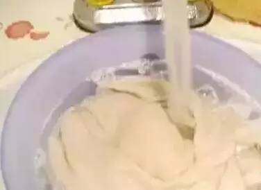 棉服羽绒服可以用洗衣机洗吗,羽绒服棉服洗了成坨怎么蓬松