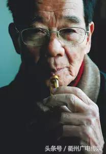 他，是宫宝的创始人，退休后研发了羊胎口服液，如今还在奋斗