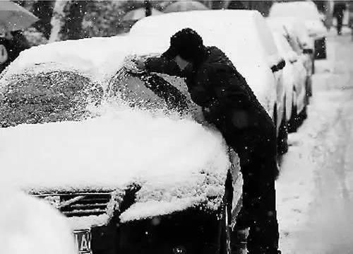 下雪要把车上雪清理干净,车身上的雪要不要及时清理