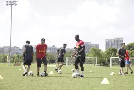 新买的球鞋怎么保养,刚买的足球鞋怎么保养